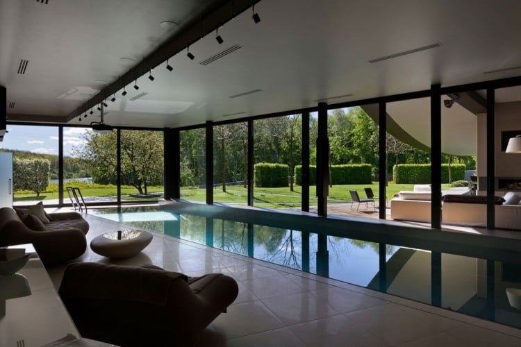 moderne-architektur-haus-interior-pool-verglasung-luxus-wellness