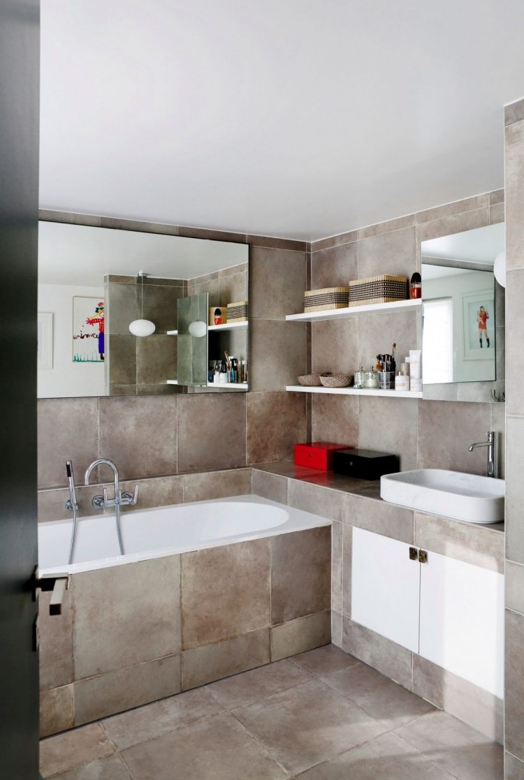 neutrale-farbe-interior-modern-badezimmer-badewanne-eingemauert-vintage