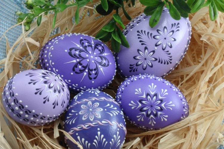 Ostereier mit Wachs verzieren