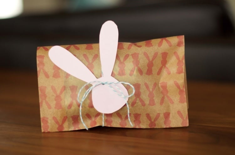 ostergeschenke-verpacken-osterhase-kopf-schild-rustikal-geschenkpapier