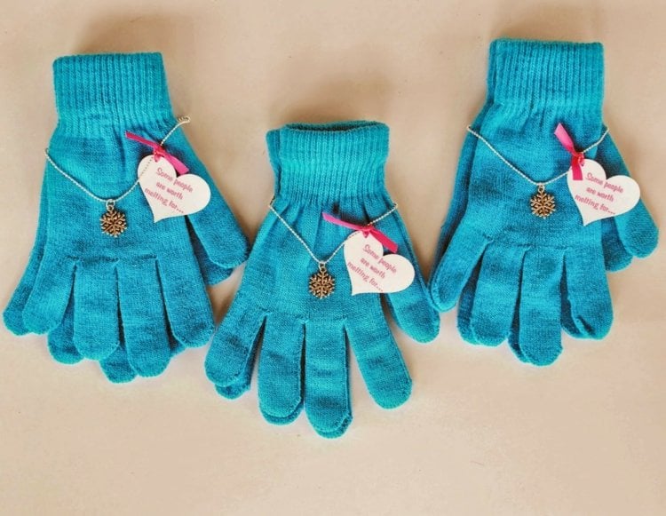 party-eiskoenigin-geschenk-gaeste-idee-handschuhe-blau-kette-schneeflocke-silber
