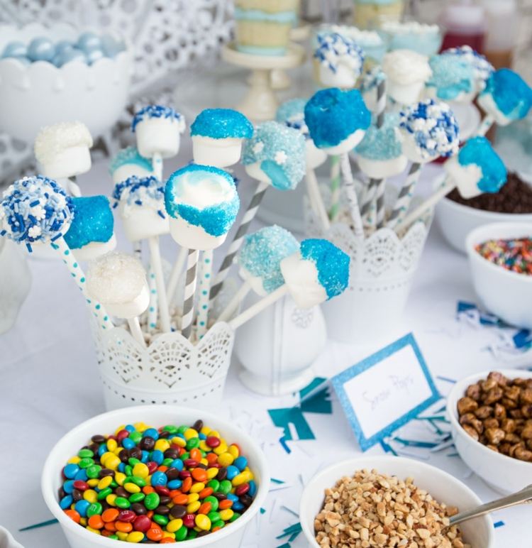 party-eiskoenigin-marshmallow-dekorieren-zucker-blau-bunt-smarties-desserttisch