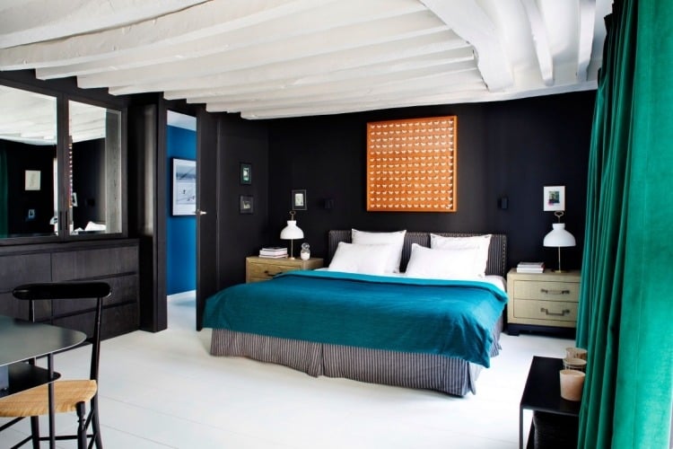 petrol-farbe-bettdecke-schlafzimmer-schwarz-wandfarbe-interior-modern-