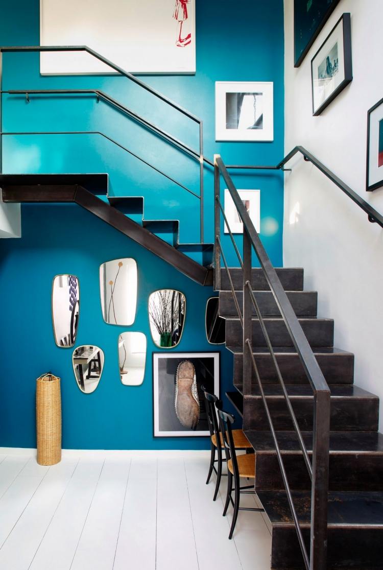 Petrol Farbe -interior-modern-bilderwand-spiegel-treppe-stahl-weiss-boden
