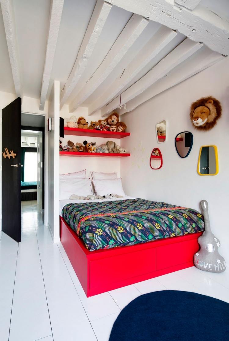 petrol-farbe-interior-modern-schlafzimmer-bett-rot-holztraeger