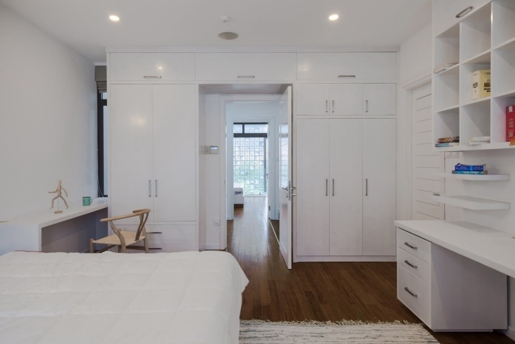 rehenhaus-interior-weiss-minimalistisch-schlafzimmer-einbauschrank