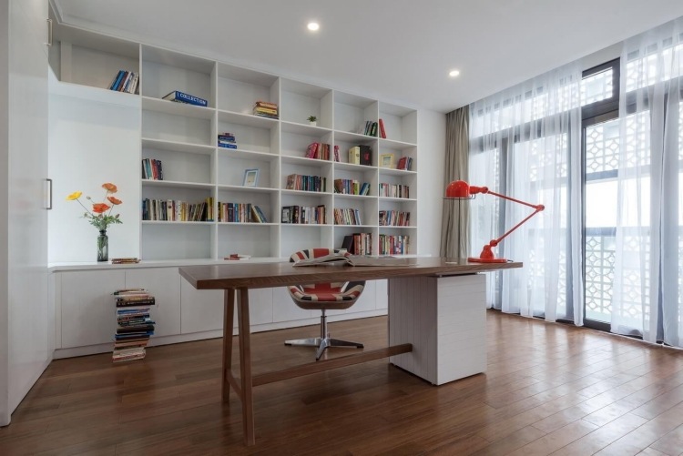 reihenhaus-interior-arbeitszimmer-schreibtisch-stuhl-bibliothekenwand