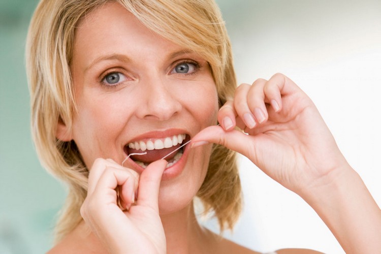 Richtig Zähneputzen zahnseide-verwenden