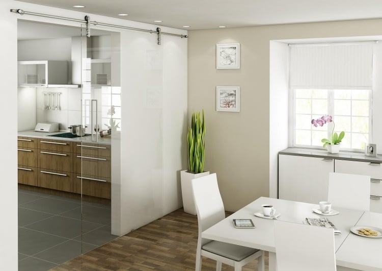 Schiebetür zwischen Küche und Wohnzimmer -glas-modern-schiene-transparent-parkettboden
