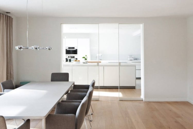Schiebetür zwischen Küche und Wohnzimmer -modern-glas-transparent-weiss-holzboden-essbereich