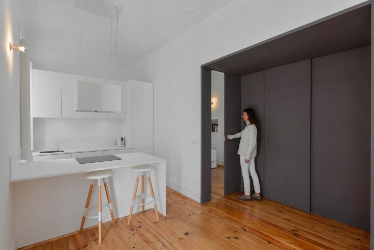 schiebetur-kuche-wohnzimmer-modern-minimalistisch-grau-weiss-dielenboden-kuechentheke