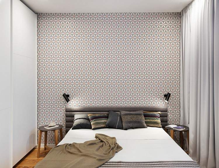 schlafzimmer-tapete-akzentwand-geometrisch-hellgrau-rot-schwarze-wandleuchten