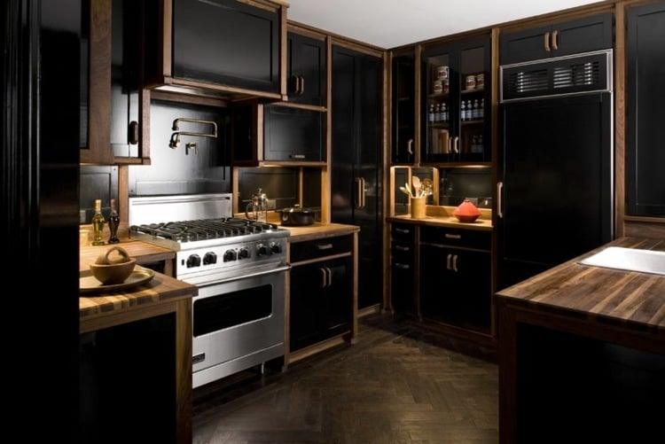 Schwarze Küche holzoptik-arbeitsplatte-parkettboden-schwarz-oberschrank-unterschrank