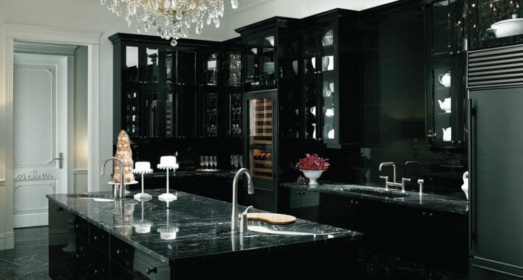 Schwarze Küche marmor-arbeitsplatte-kuecheninsel-weiss-wand-schwarz-oberschran-unterschrank-hochglanz