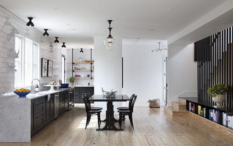 Schwarze Küche parkettboden-weiss-fliesen-wand-schwarz-unterschrank-fronten-tisch-stuehle-lampen