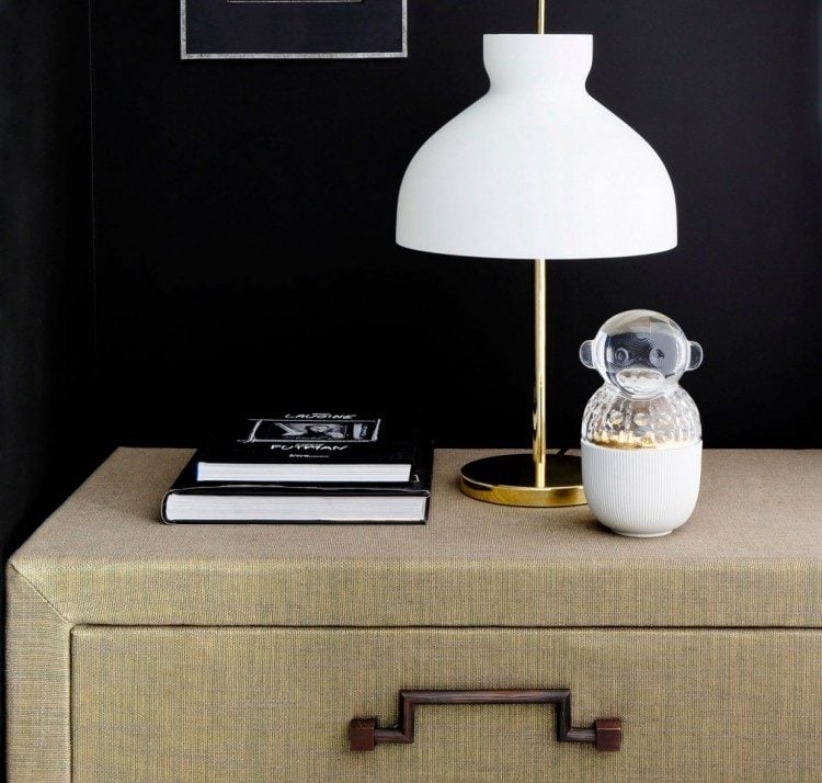 schwarze-wandfarbe-interior-modern-schlafzimmer-nachtisch-tischlampe