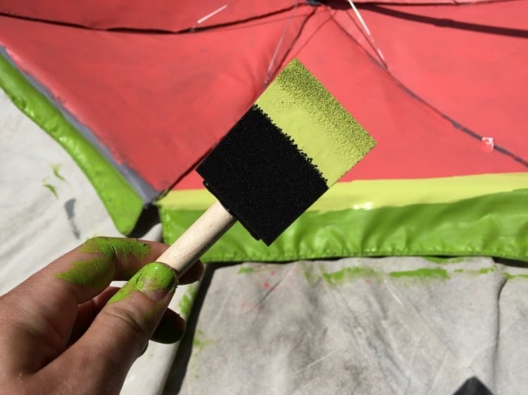 sonnenschirm gestalten schaumstoff-pinsel-gruen-farbe-lackieren