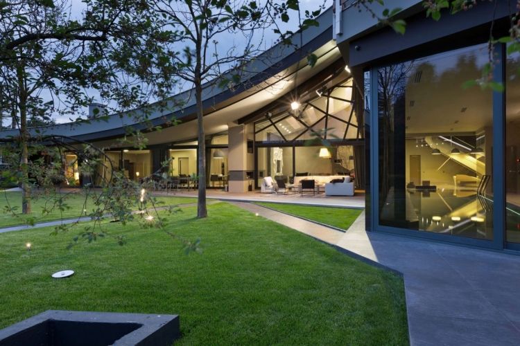 terrasse-garten-moderne-architektur-landschaft-rasenflaeche-beleuchtung-lounge-verglasung