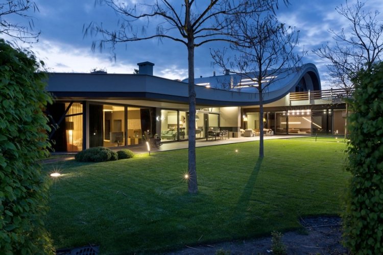 Terrasse und Garten -moderne-architektur-landschaft-wellen-dach-rasenflaeche-beleuchtung-hecke