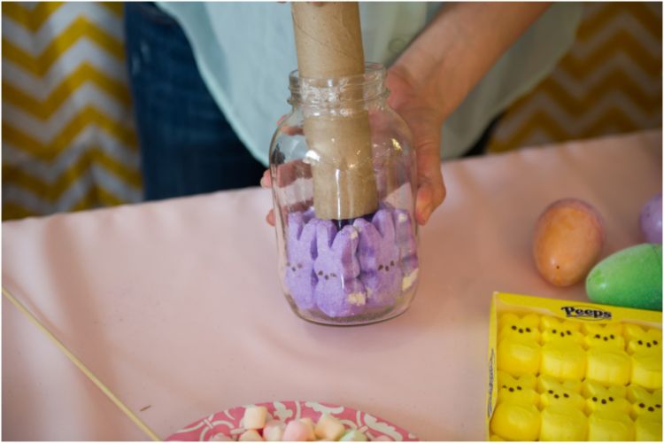 Tischdeko selber machen lila-gelb-marschmallow-osterhasen-gurkenglas-kuechenpapierrolle