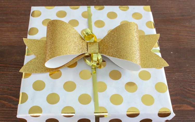 verpacken-ostergeschenke-geschenkpapier-gold-punkte-schleife-selber-machen