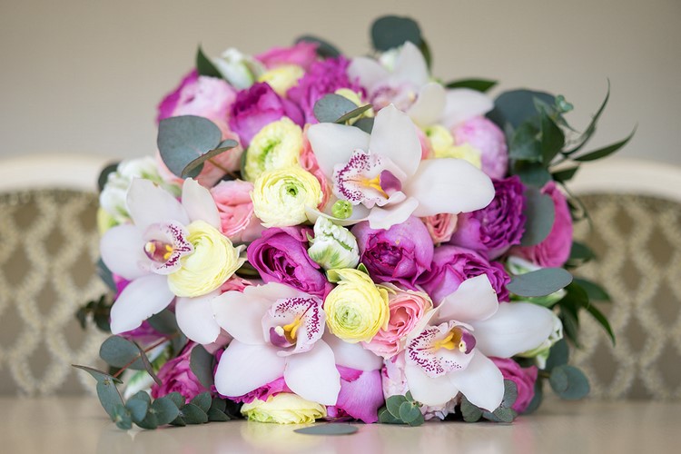 welche-blumen-valentinstag-bedeutung-orchideen-pinke-rosen-weisse-ranunkeln