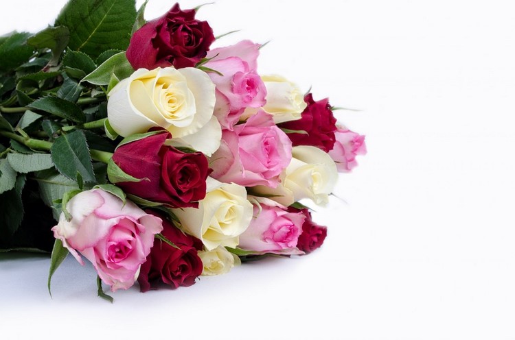 Blumen zum Valentinstag bedeutung-rosenstrauss-rote-rosa-weisse-rosen