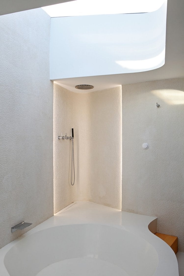 wohnen-in-weis-holz-modern--badewanne-eingemauert-minimalistisch-indirekte-beleuchtung