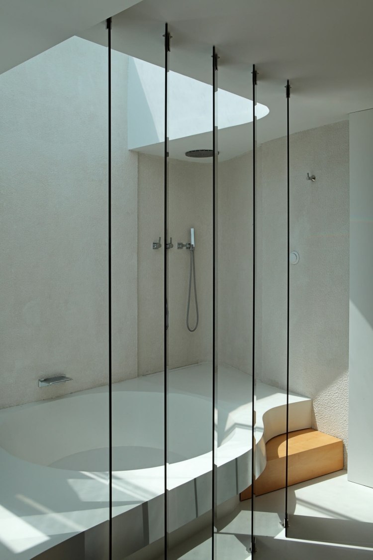 wohnen-in-weis-holz-modern-badezimmer-badewanne-integriert-glaswand-lamellen-design