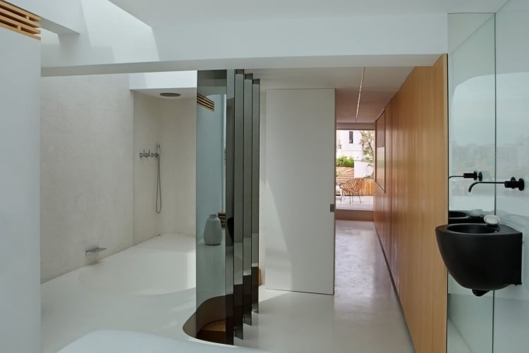 wohnen-in-weis-holz-modern-glaswand-dachfenster-badezimmer-offen-minimalistisch