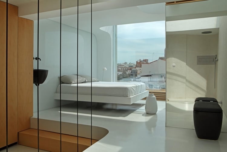 wohnen-in-weis-holz-modern-schlafzimmer-glaswaende-panoramafenster-minimalistisch-bett-bad