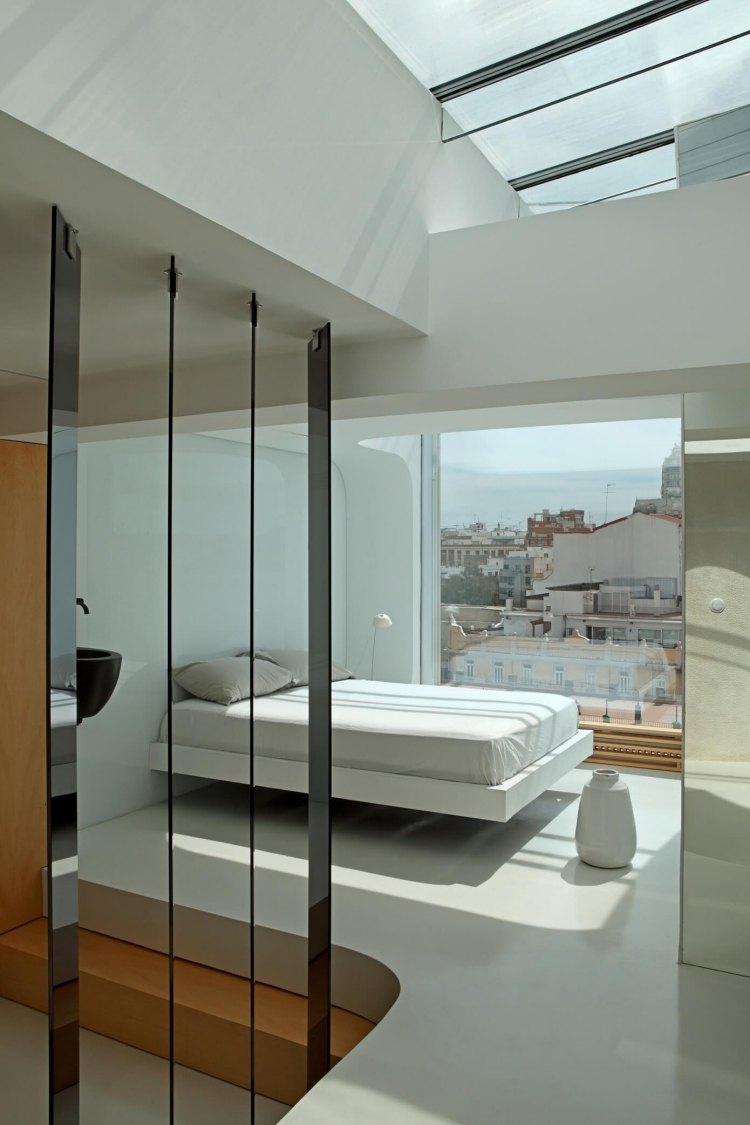 wohnen-in-weis-holz-modern-schlafzimmer-glaswand-panoramafenster-dachfenster-licht