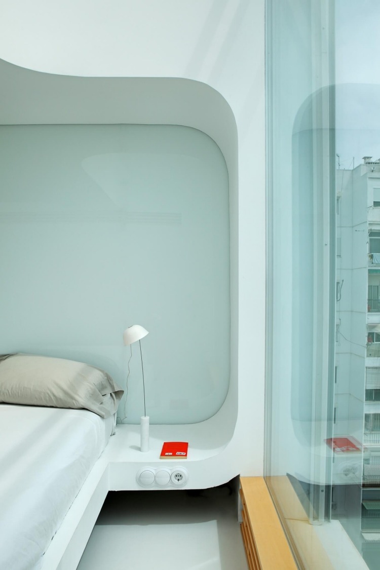wohnen-in-weis-holz-modern-schlafzimmer-panoramafenster-bett-eingebaut