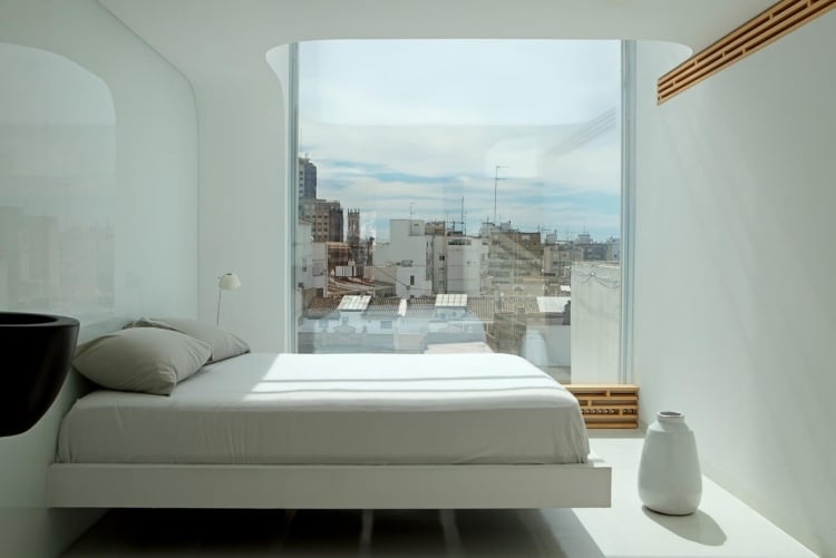 wohnen-in-weis-holz-modern-schlafzimmer-panoramafenster-minimalistisch-klein