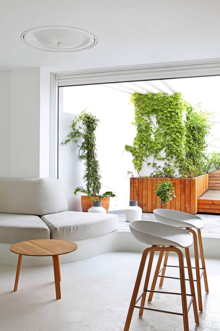 wohnen-in-weis-holz-modern-wohnbereich-terrasse-hocher-couch