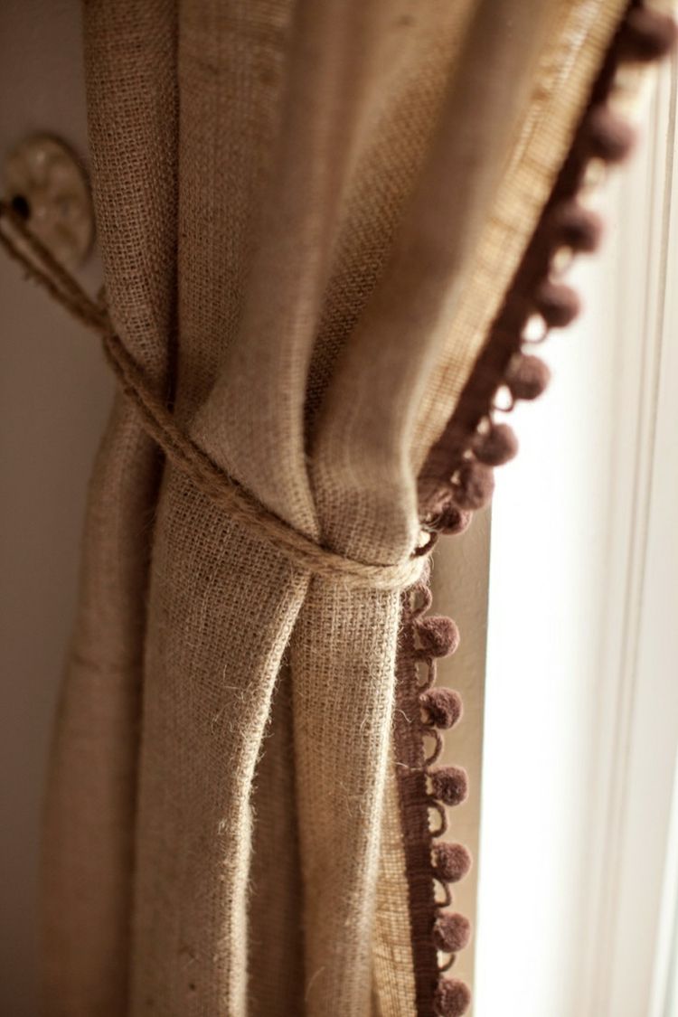 wohnung dekorieren leinen-rustikal-braun-beige-vorhang-bommelband