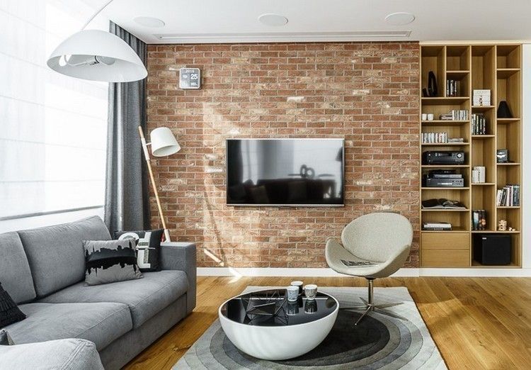 wohnzimmer-trends-2016-graues-sofa-rote-ziegelwand-flachbild-fernseher-runder-couchtisch-teppich