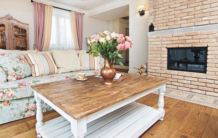 Wohnzimmer-Trends 2016 -landhausstil-massivholz-couchtisch-sofa-rosenmuster-ziegelkamin