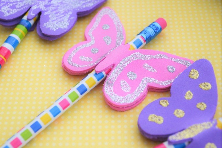 Basteln mit Moosgummi Kinder-fruehling-DIY-maedchen-bleistift-schmetterling