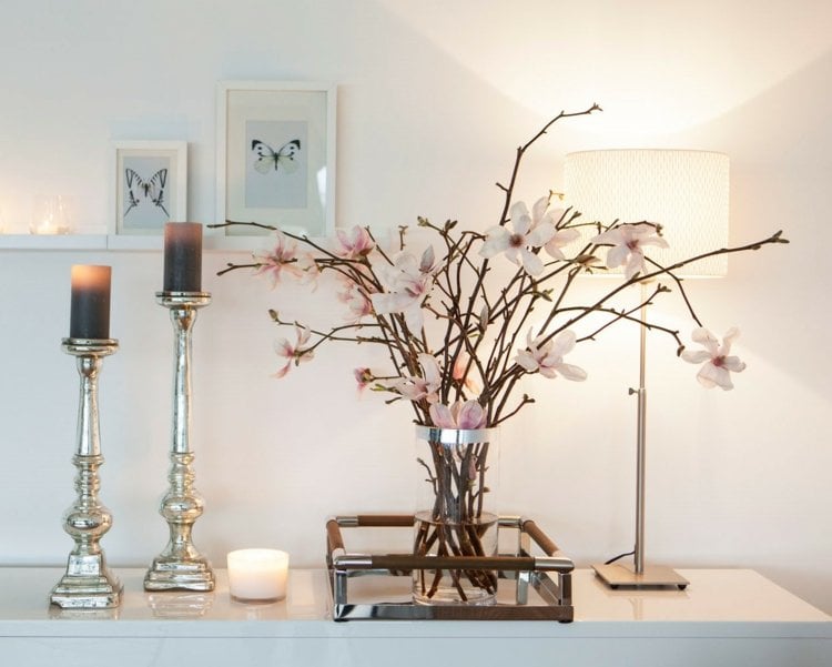 Glasvasen-dekorieren-fruehling-runde-hohe-vase-Magnolienzweige-magnolienblueten-romantische-deko