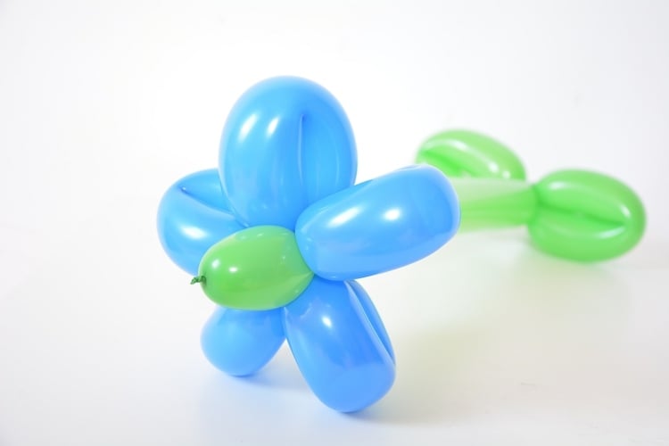 Grüne und blaue Ballons für selbstgemachte Blumen - Einfache Bastelidee für Erwachsene und Kinder