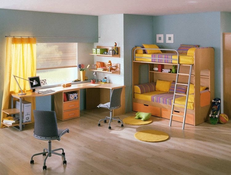 Kinderzimmer für Zwei einrichten-doppelbett-schreibtische-fenster-gelbe-akzente-laminatboden