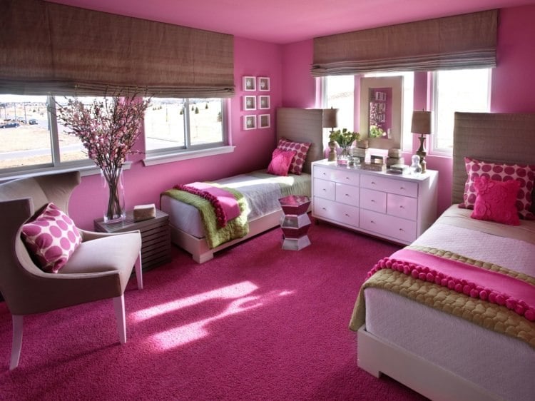 Kinderzimmer-fuer-Zwei-maedchen-einrichten-deko-wandfarbe-pink-polstersessel-beten-raffrollo