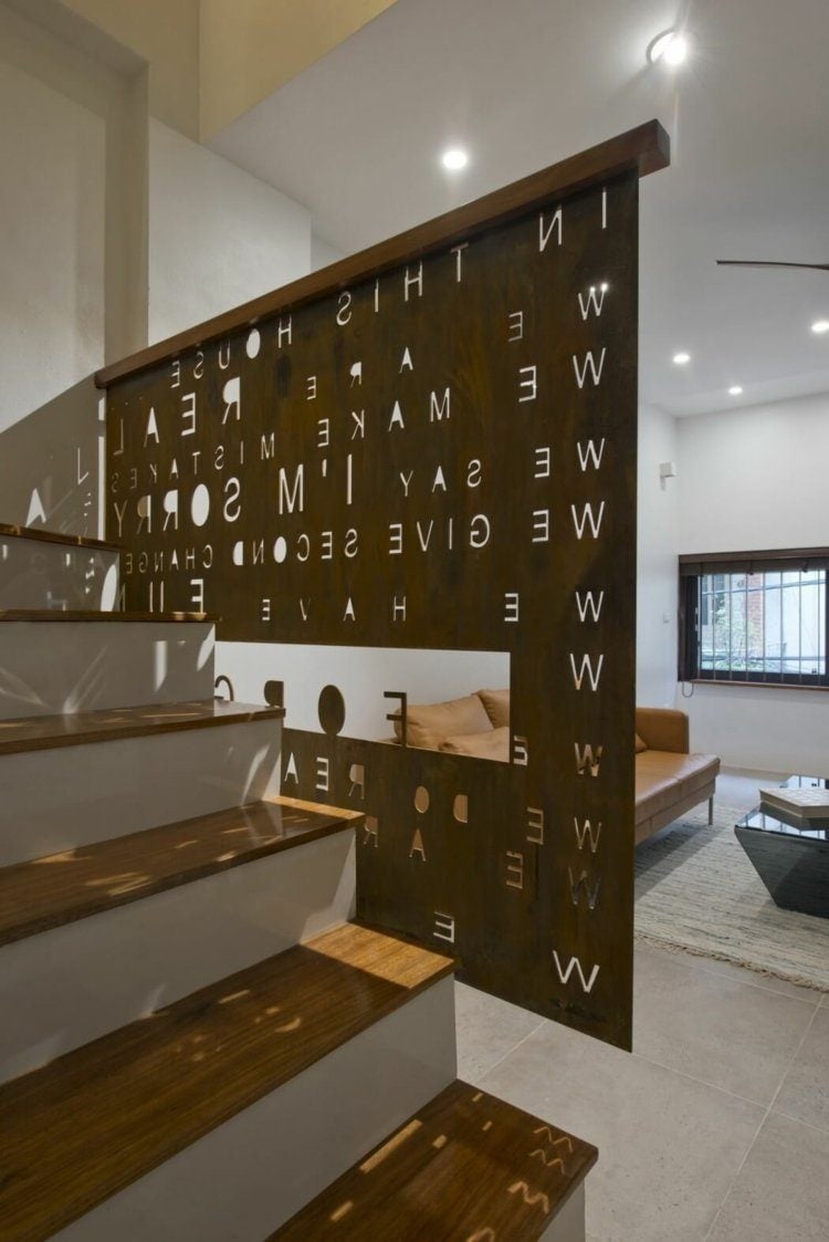 Moderne Raumteiler cortenstahl-kunst-buchstaben-treppen-gelaender-wohnzimmer