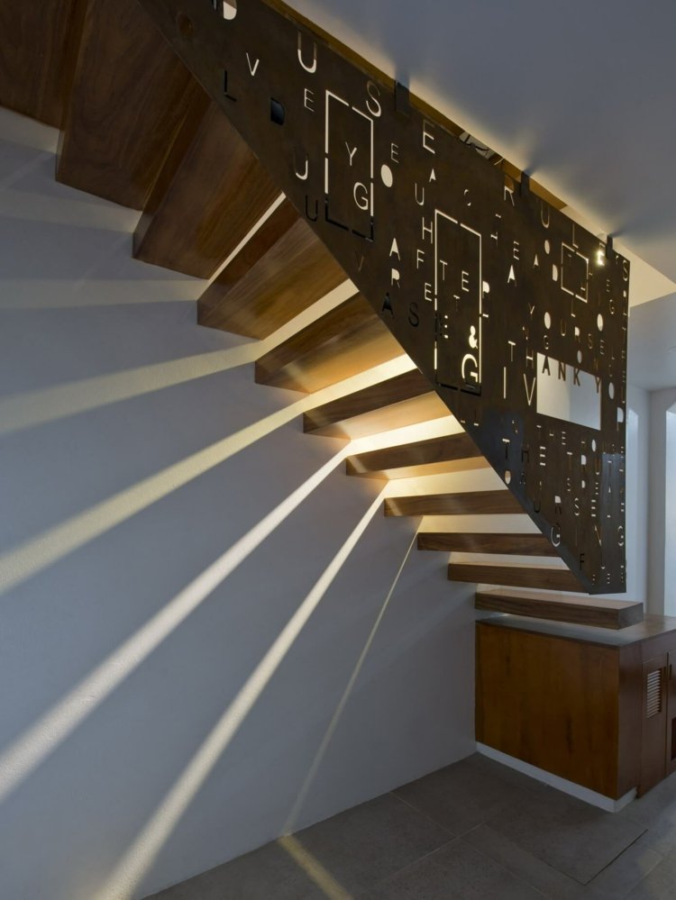 Moderne Raumteiler cortenstahl-treppen-gelaender-buchstaben-deko-beleuchtung