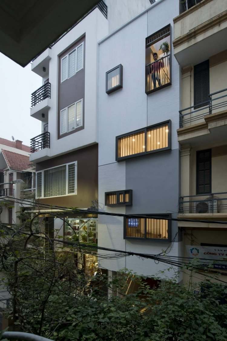 Moderne-Raumteiler-reihenhaus-frontal-aussicht-fenster-terrasse
