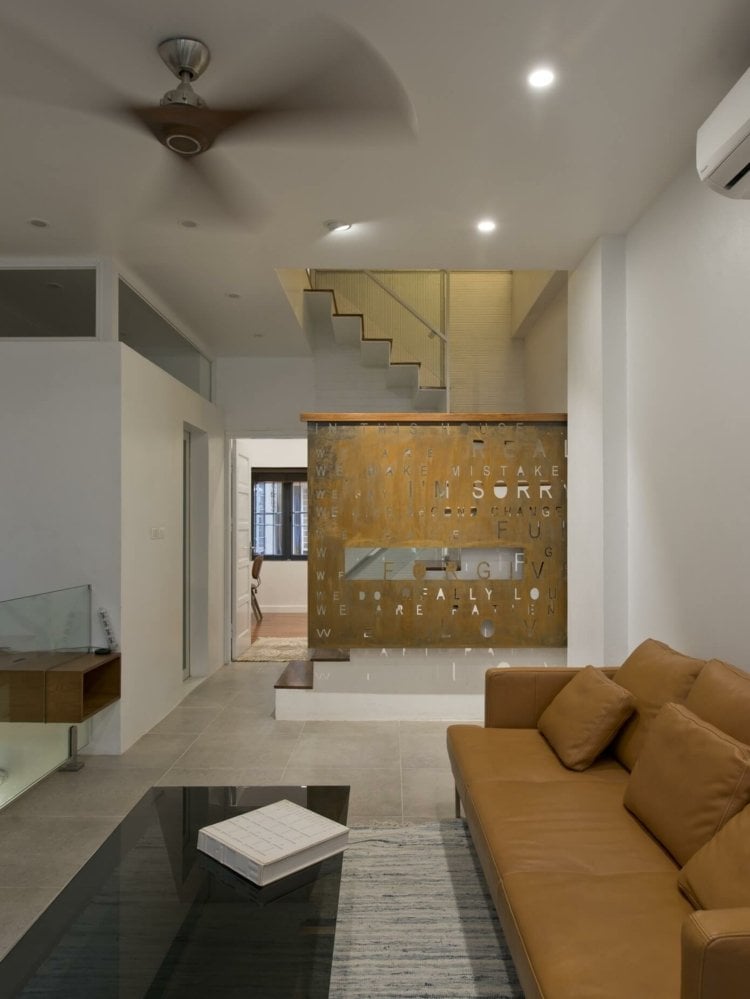 Moderne Raumteiler wohnbereich-treppen-gelaender-cortenstahl-leder-sofa