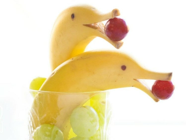 Obst-Kindergeburtstag-banenen-garnieren-dessert-idee-lustige-delphine-spielen-baellen-treiben-glas