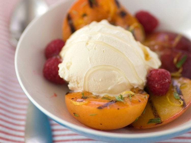 Obst-Kindergeburtstag-dessert-leckere-idee-gegrillte-aprikosen-fruechte-eis-himbeeren-teller
