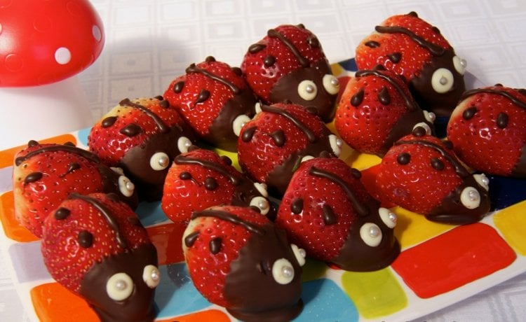 Obst für Kindergeburtstag -erdbeeren-garnieren-schokolade-augen-silberne-zuckerperlen-leckere-idee
